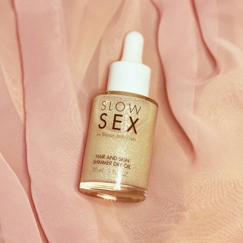 Мерехтлива суха олія для тіла і волосся Slow Sex by Bijoux Indiscrets Intimate Shimmer Oil з кокосовим ароматом, 30 мл - Зображення 2