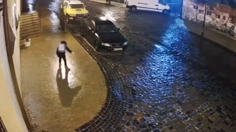 Золоткой упала