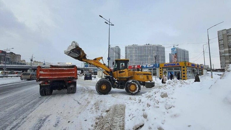 Зачем машины поливают дороги