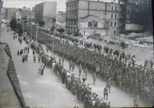 1944 год. Колона немецких военнопленных идет по Крещатику 1944 год. Колона немецких военнопленных идет по Крещатику