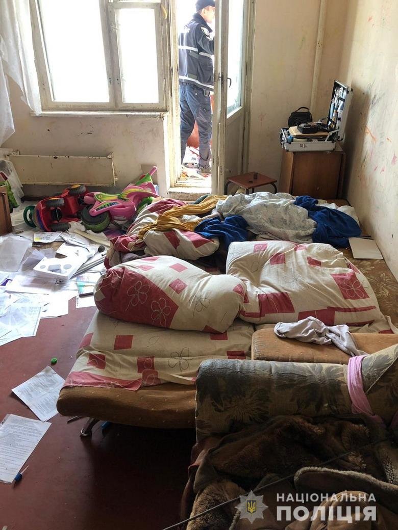В Киеве с шестого этажа выпала трехлетняя девочка, - ФОТО, фото-1 В Киеве с шестого этажа выпала трехлетняя девочка, - ФОТО, фото-1