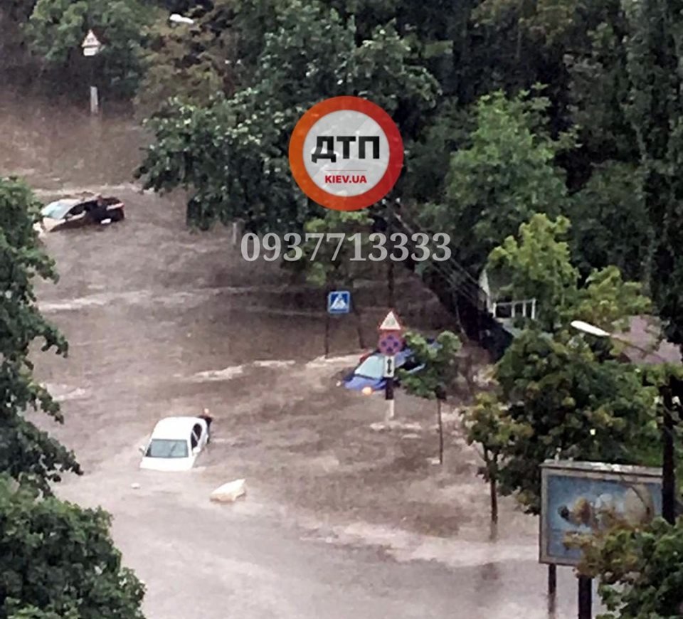 Столица в воде - сильный ливень затопил улицы Киева, - ФОТО, ВИДЕО