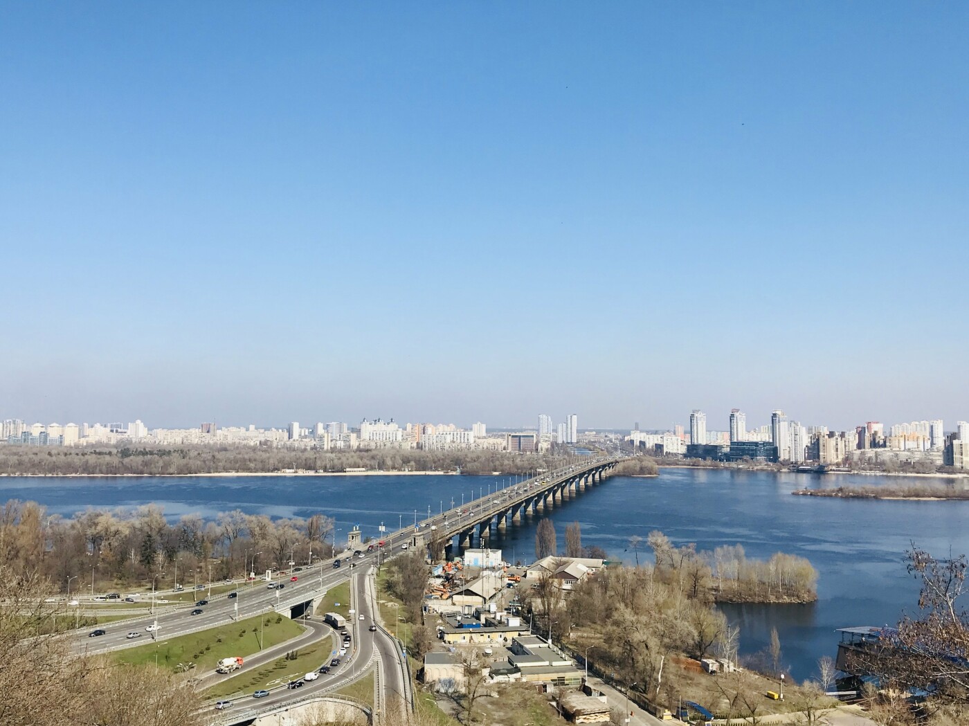 Левый берег киева. Правый берег Киева. Днепр у Киева зимой. На каком берегу Киев.