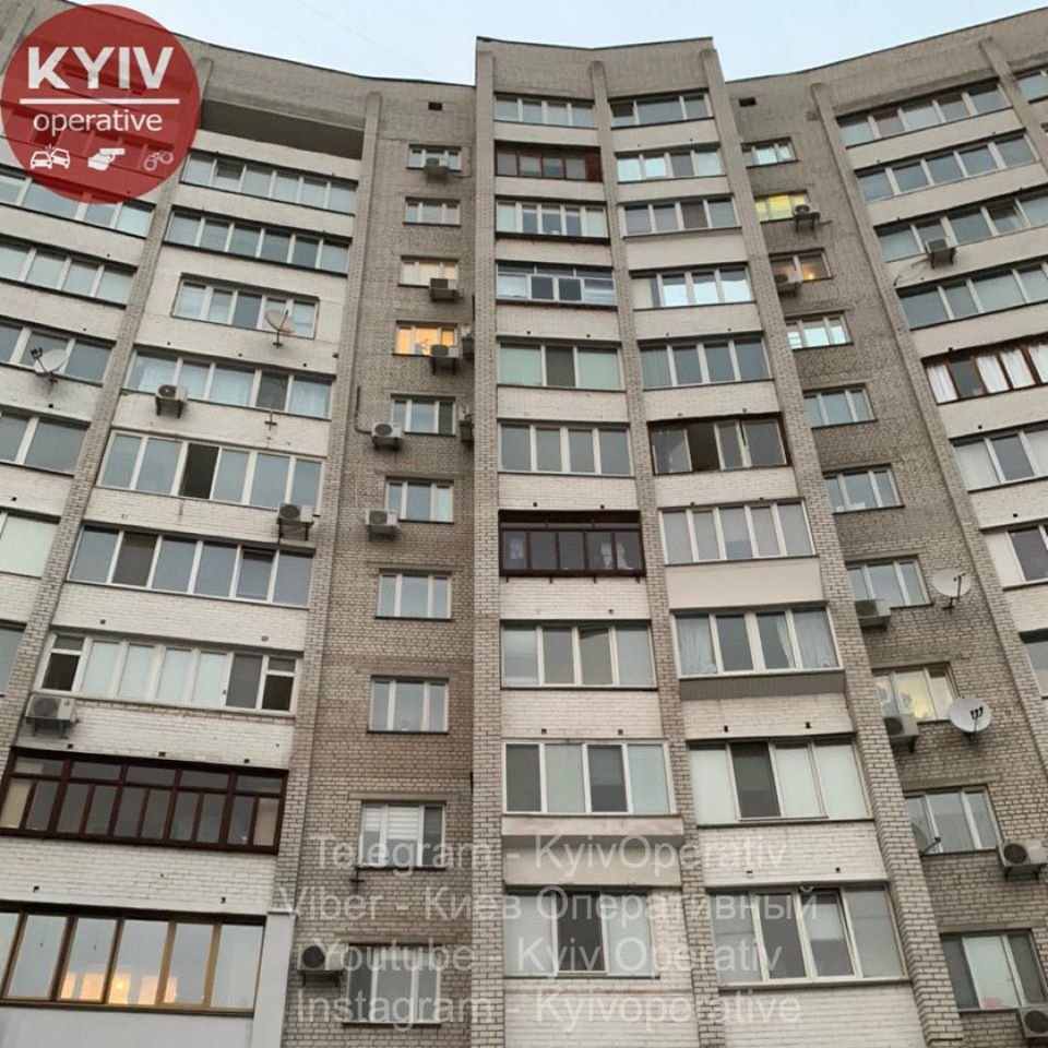 В Киеве на Позняках с крыши многоэтажки на припаркованное авто упал кирпич,  – ФОТО