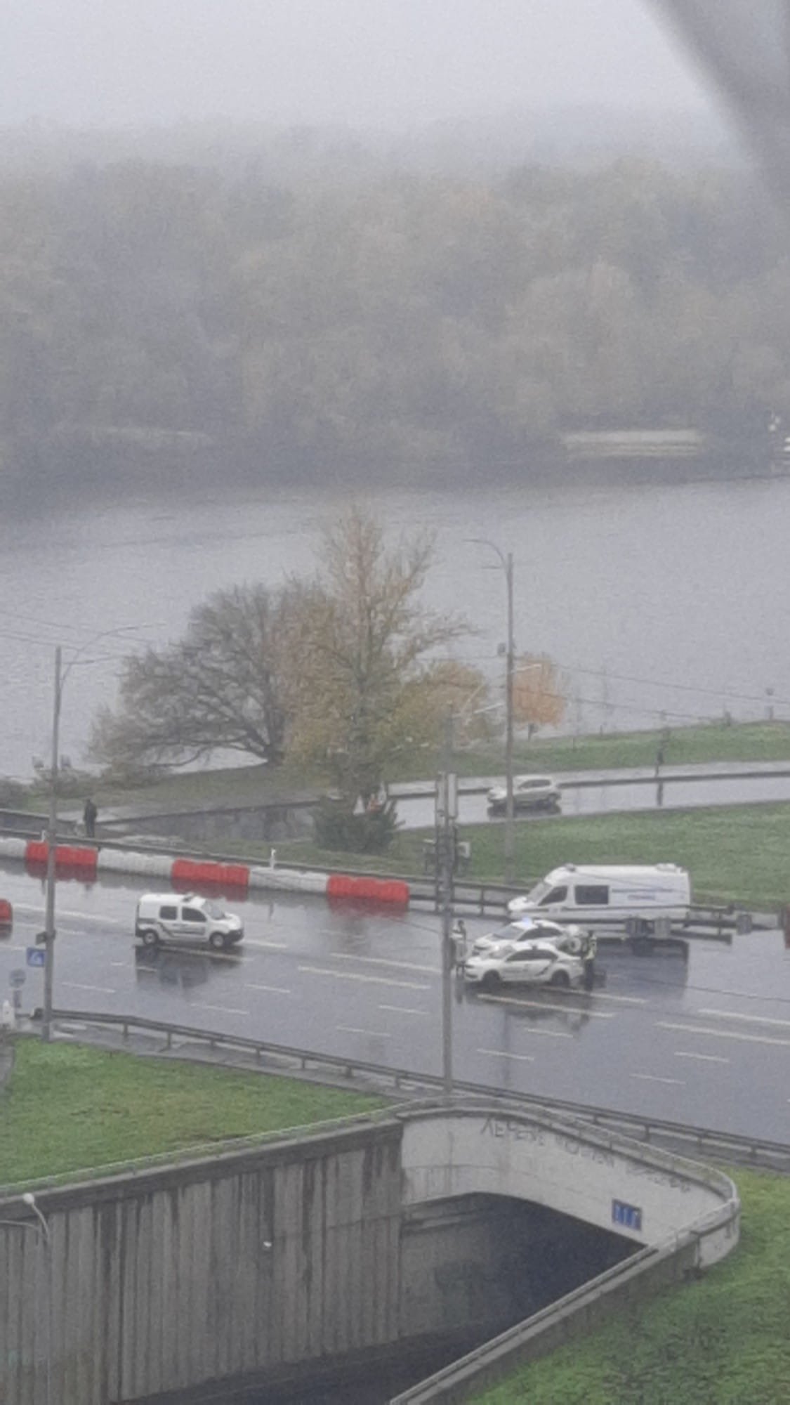 В Киеве "заминировали" мост Патона В Киеве "заминировали" мост Патона, Фото Алены Пархоменко