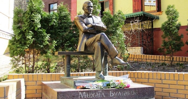 Памятник Михаилу Булгакову в Киеве. Памятник Михаилу Булгакову в Киеве., Фото: relax.com.ua