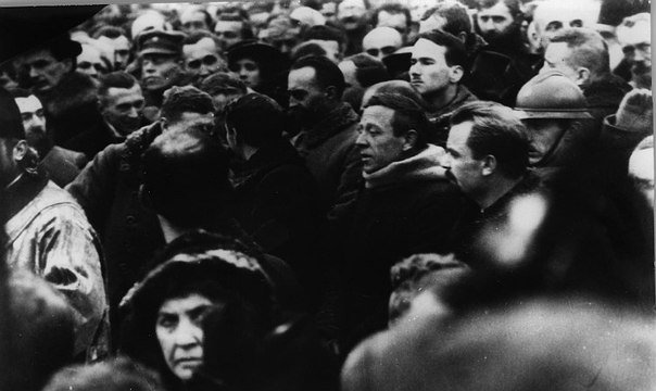 Молебен на Софиевской площади в Киеве по случаю провозглашения Акта... Молебен на Софиевской площади в Киеве по случаю провозглашения Акта воссоединения УНР и ЗУНР. В центре - Симон Петлюра и Владимир Винниченко.
