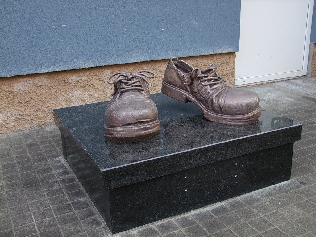 Памятник ботинок