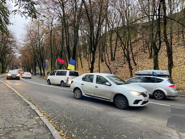 В Киеве активисты едут навестить Зеленского в Феофании. Их встречает полиция, Фото: 24tv
