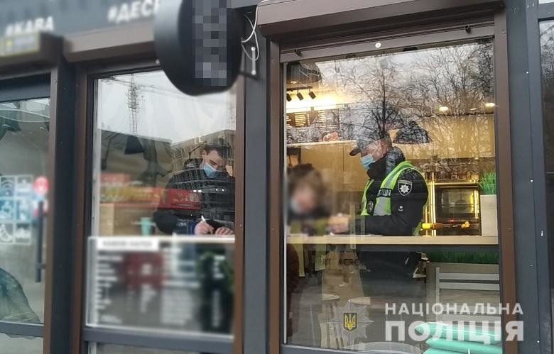 Киевская полиция контролирует соблюдение масочного режима гражданами, Фото: Національна Поліція