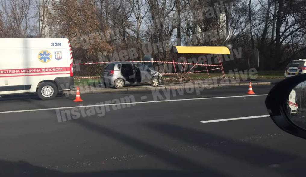 Еще одно ДТП с пожаром: в Киеве машина протаранила остановку и заго... Еще одно ДТП с пожаром: в Киеве машина протаранила остановку и загорелась, Фото: Киев Оперативный