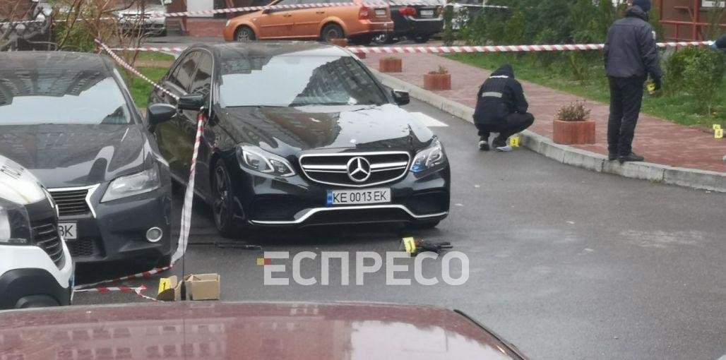 На Позняках в Киеве из автомата обстреляли Mercedes, Фото: Еспресо