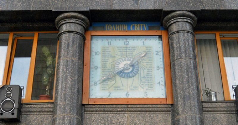 В Киеве немало городских часов. В том числе необычных. Есть и цвето... В Киеве немало городских часов. В том числе необычных. Есть и цветочные часы, и сказочные. Но журналист 44.ua решил рассказать о секр..., Фото: ВКиеве