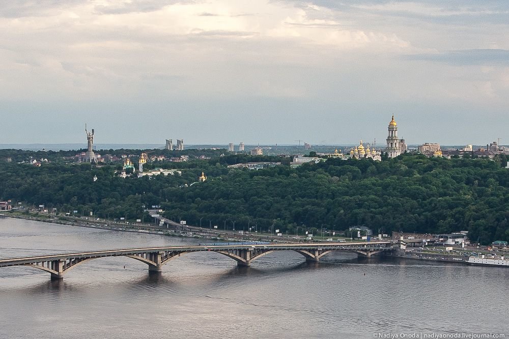 Киев рядом. Печерский мост в Киеве. Киев холм над Днепром. Собор в Киеве на берегу Днепра с высоты птичьего полета. Лавра с моста.