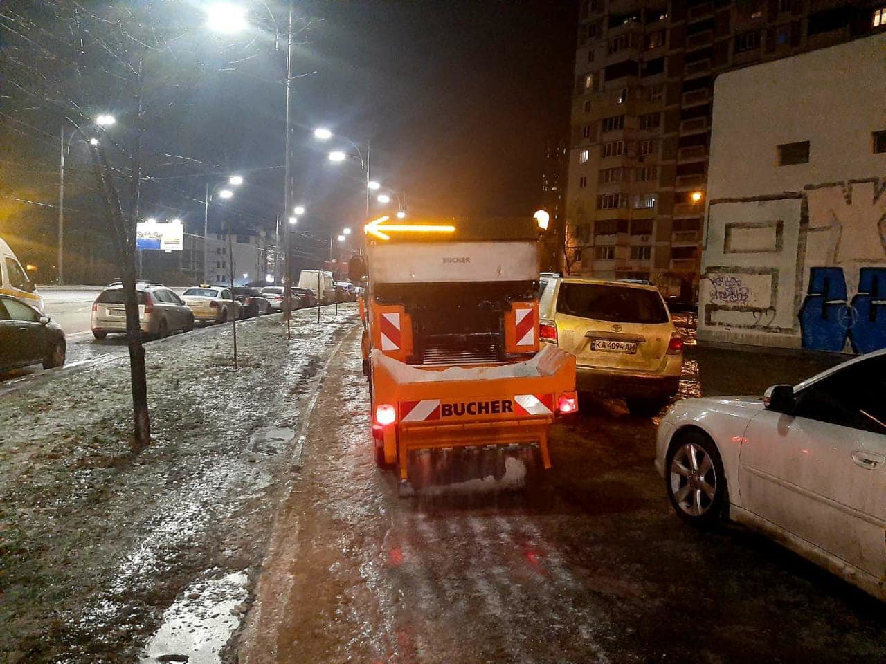 Киевские коммунальщики очищают тротуары и дороги города от гололеда... Киевские коммунальщики очищают тротуары и дороги города от гололеда. ФОТО, Фото: КП Київавтодор (Facebook)