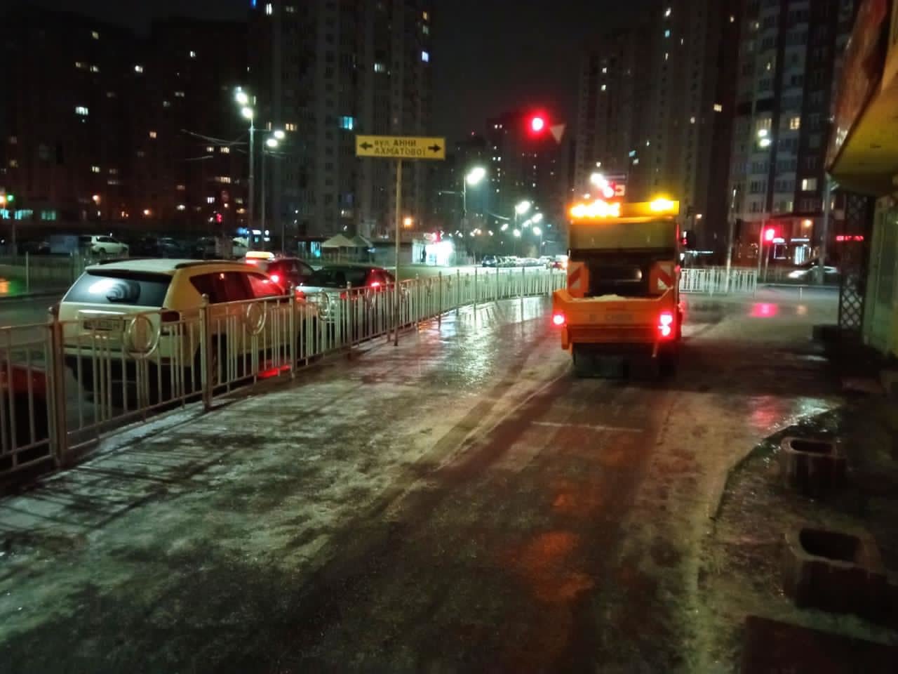 Киевские коммунальщики очищают тротуары и дороги города от гололеда... Киевские коммунальщики очищают тротуары и дороги города от гололеда. ФОТО, Фото: КП Київавтодор (Facebook)