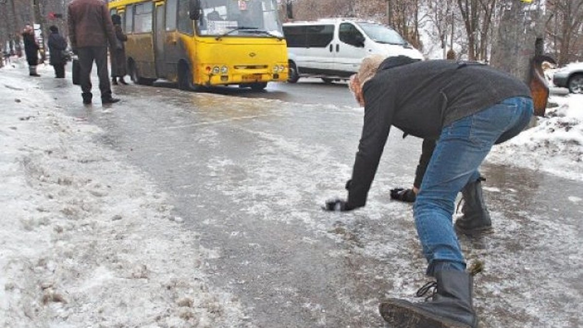 Школьница на Андреевском спуске в Киеве из-за гололеда упала 40 раз... Школьница на Андреевском спуске в Киеве из-за гололеда упала 40 раз. ВИДЕО, Kyiv 24 TV