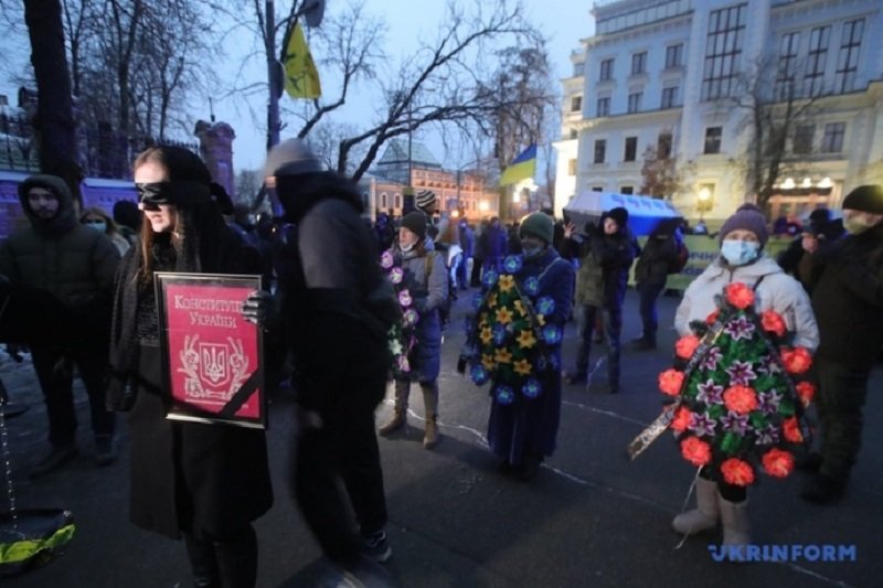В Киеве состоялась акция в виде "похорон Правосудия" В Киеве состоялась акция в виде "похорон Правосудия", Фото: Укринформ (Украинская Правда)
