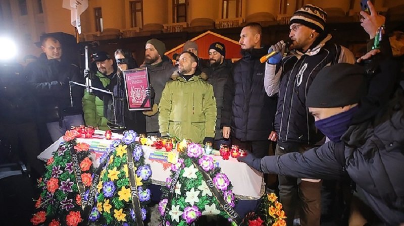 В Киеве состоялась акция в виде "похорон Правосудия" В Киеве состоялась акция в виде "похорон Правосудия", Фото: Укринформ (Украинская Правда)