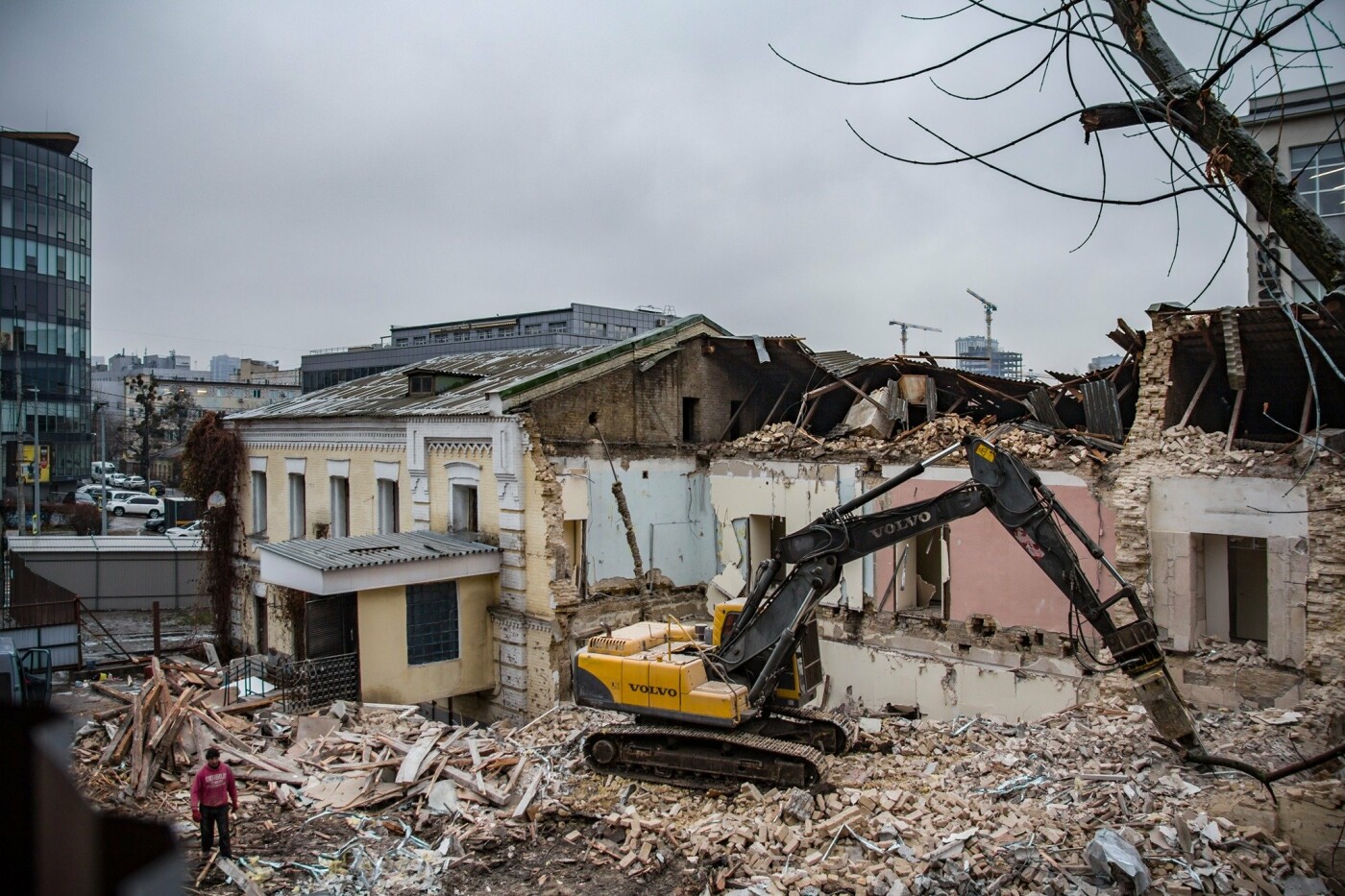 Сносят 140-летнее здание бывшего завода.