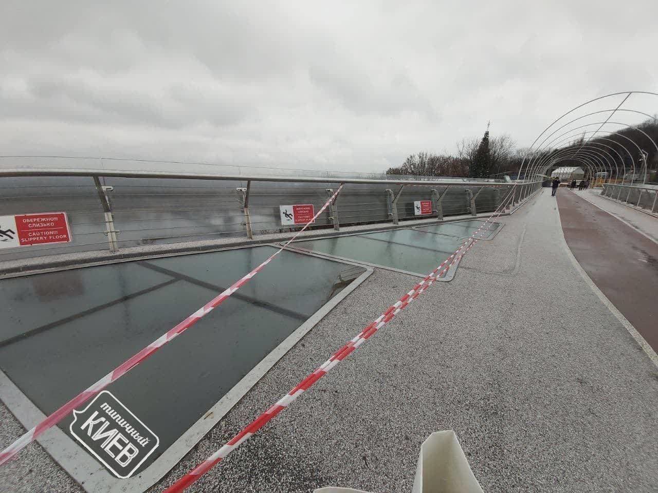 Никогда такого не было: в Киеве на пешеходном мосту Кличко снова треснуло стекло, ФОТО, фото-1