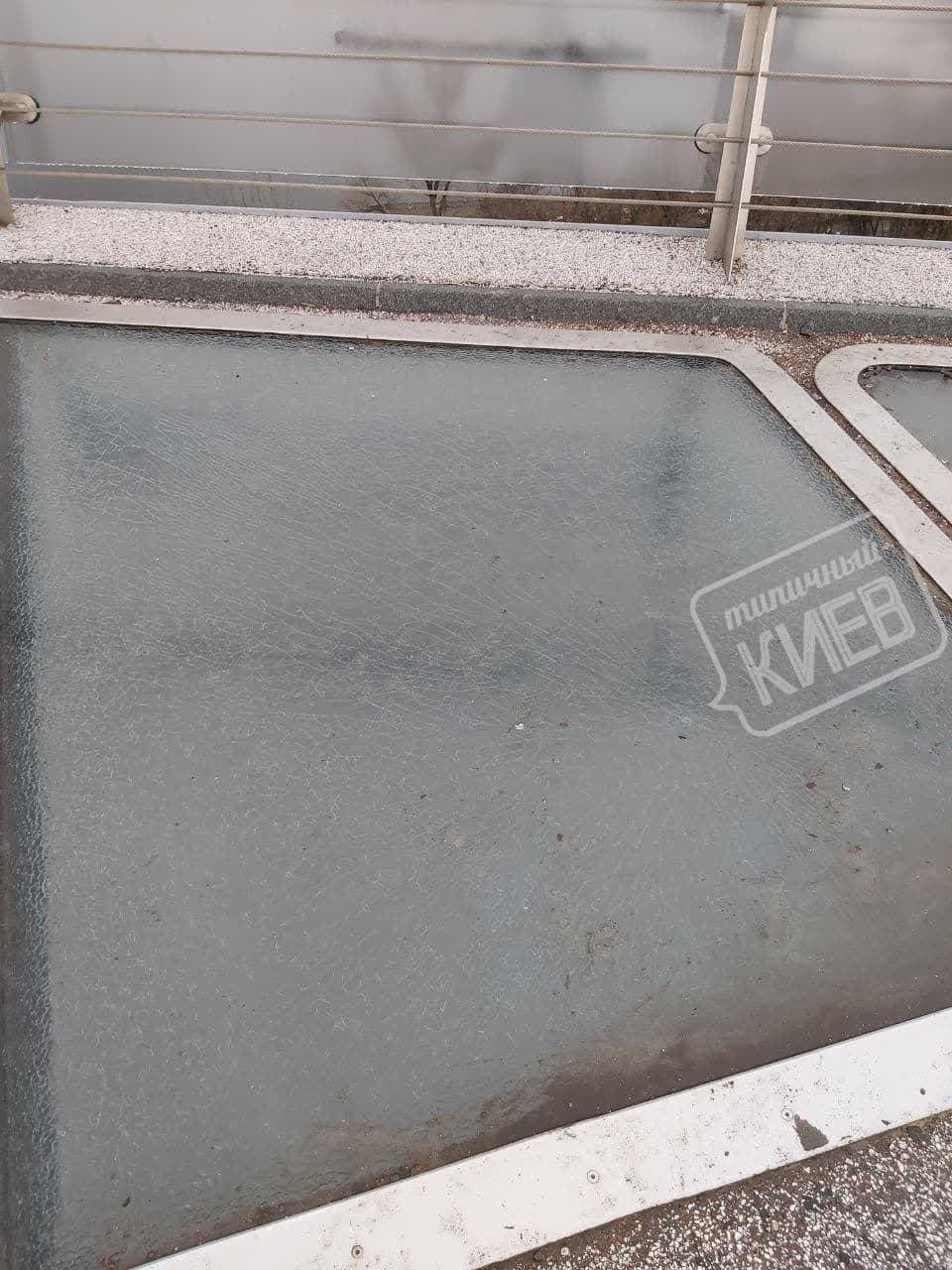 Никогда такого не было: в Киеве на пешеходном мосту Кличко снова треснуло стекло, ФОТО, фото-2