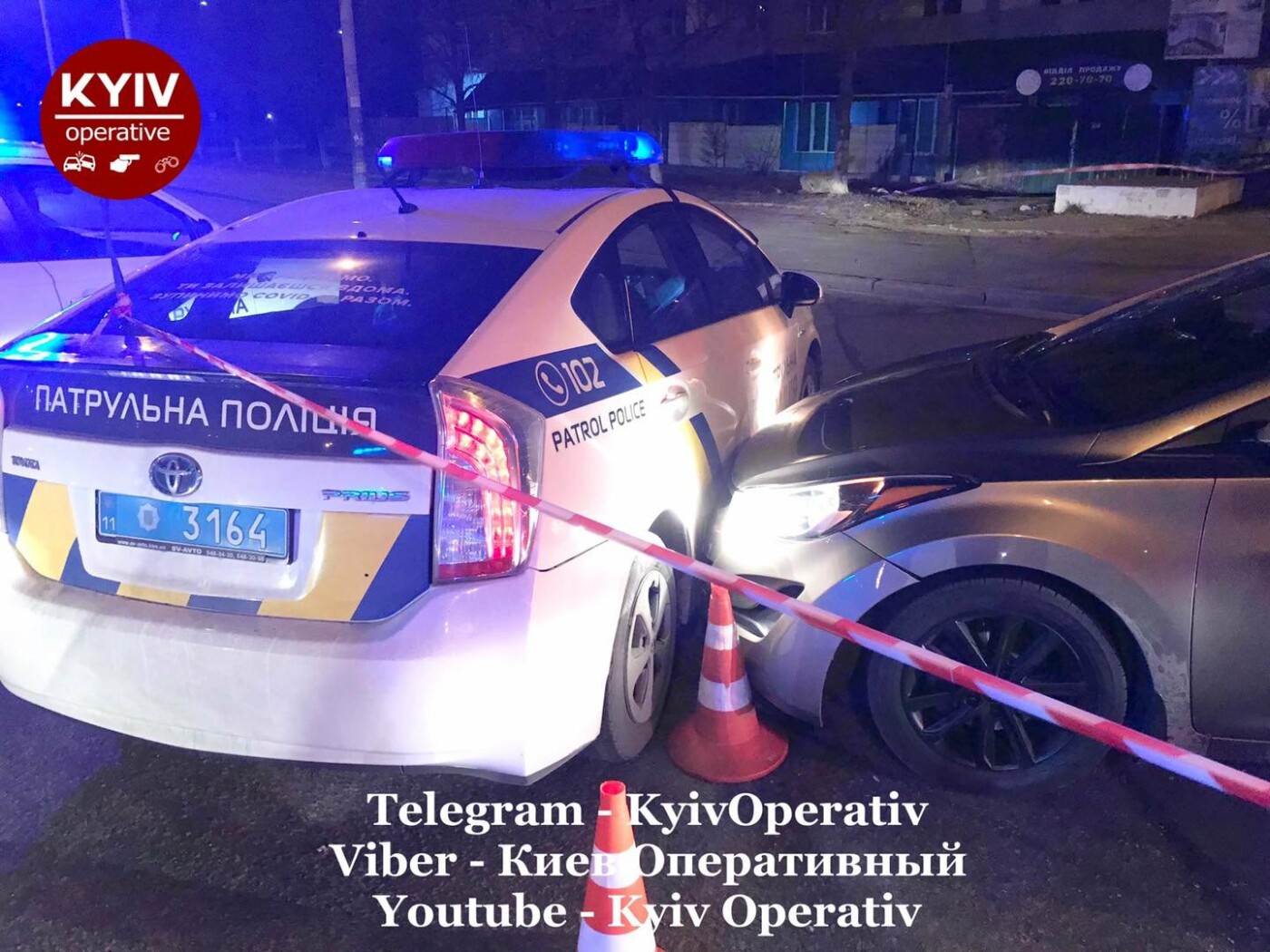 Правонарушитель пытался наехать на полицейского и въехал в служебный автомобиль Toyota Prius.