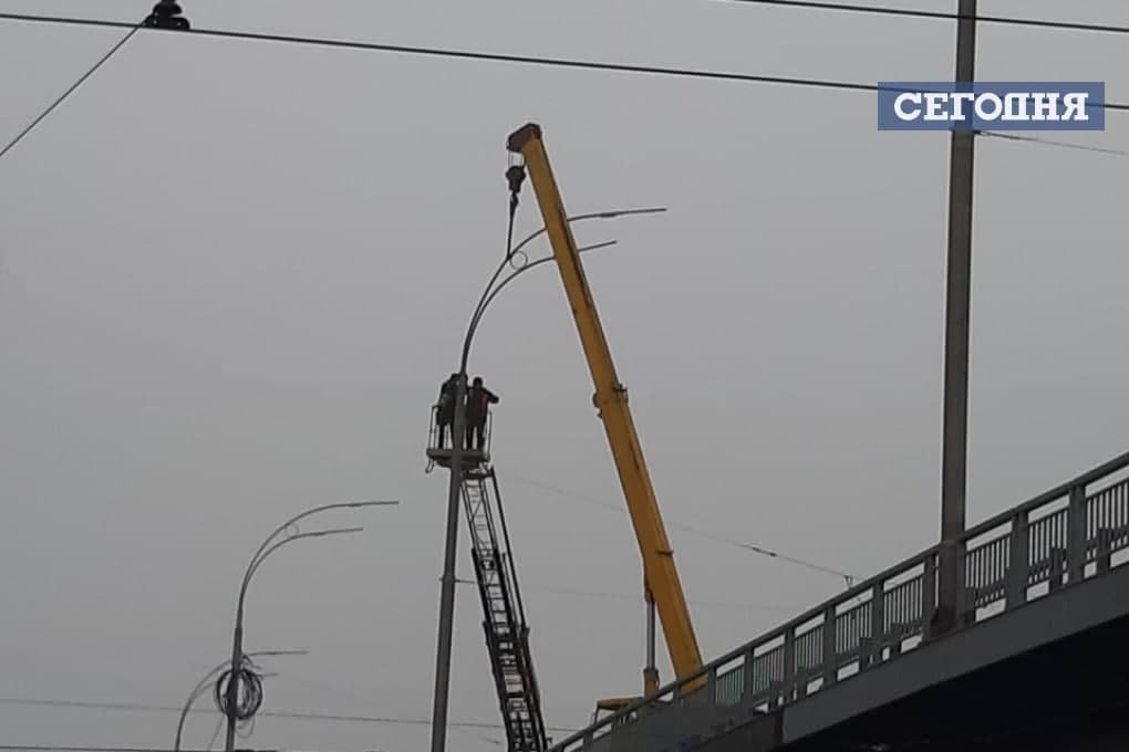 На Шулявском мосту установили новые столбы освещения