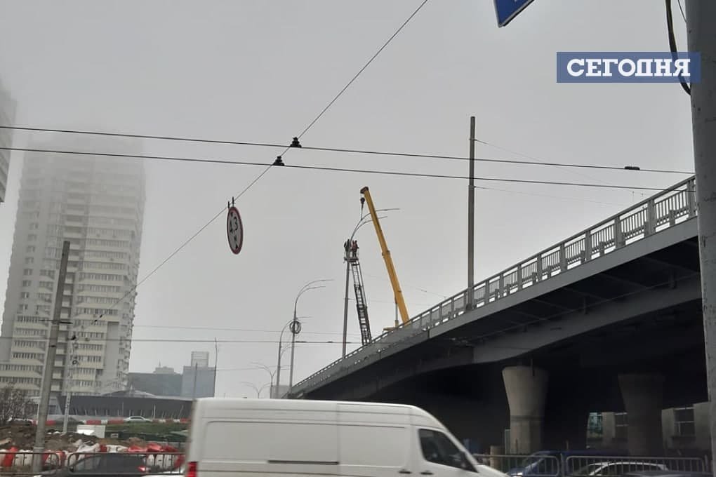 На Шулявском мосту установили новые столбы освещения