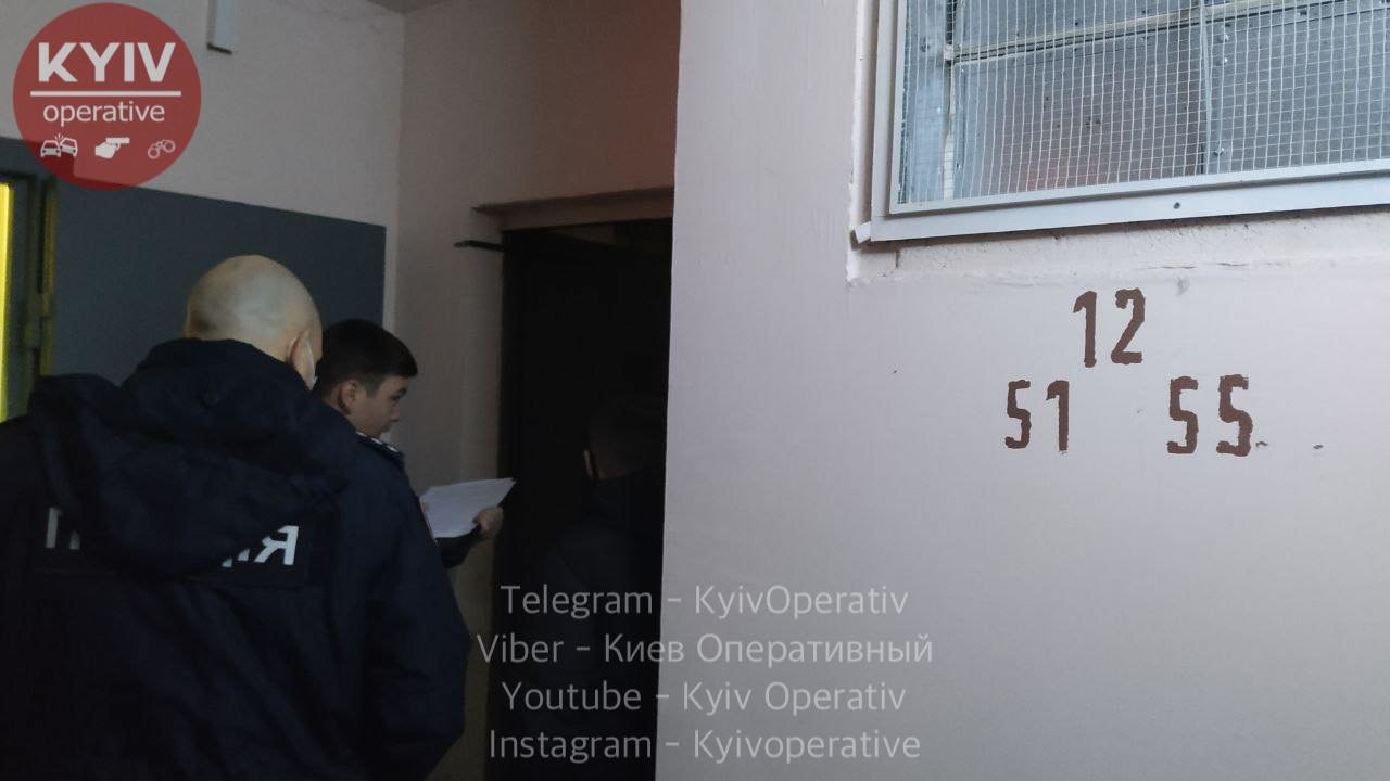 В Киеве горела квартира, в ней обнаружили мужчину с ножевыми ранениями.