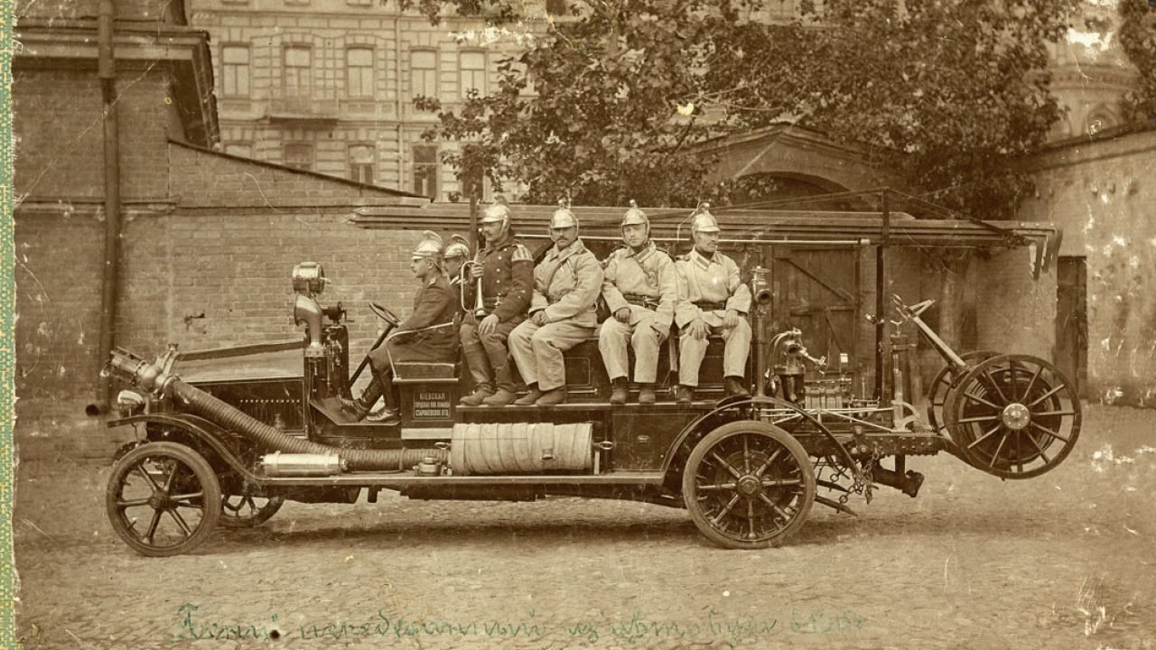 Первые пожарные машины на Руси