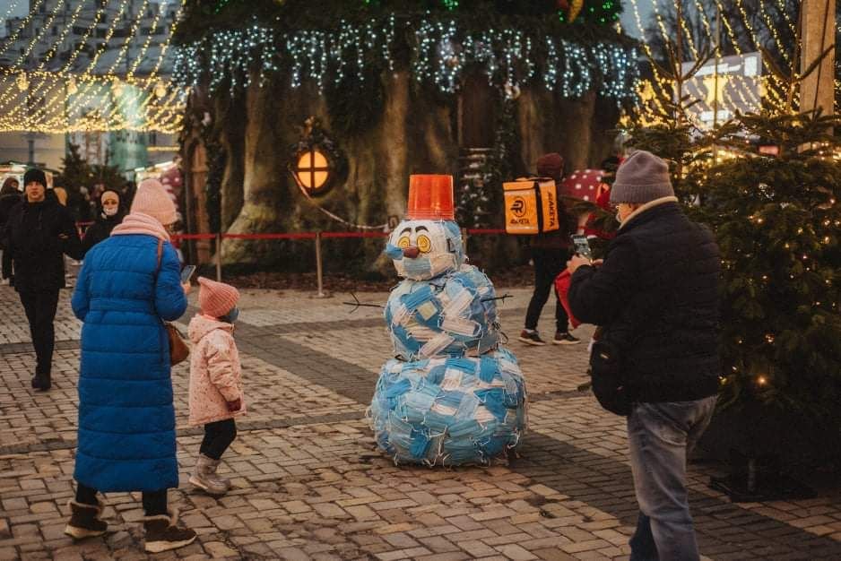 Символический снеговик с масок в Киеве