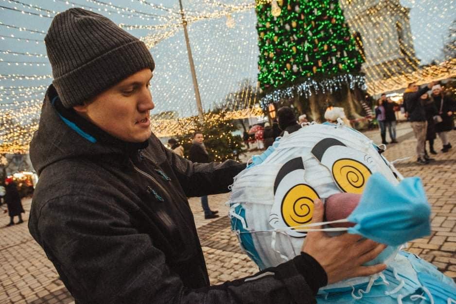 Символический снеговик с масок в Киеве