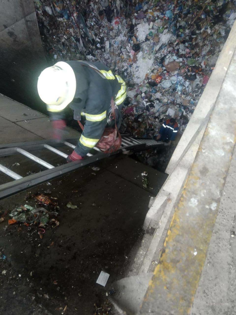В Киеве в бункер с отходами провалился мужчина., Фото из Telegram-канала Киев оперативный