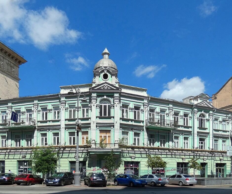 Здание поликлиники Союза Писателей на старинной улице Рейтарской.