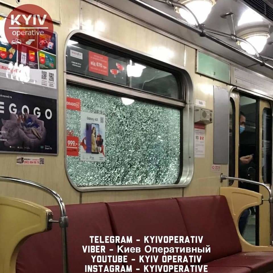 В одном из поездов киевского метро треснуло окно, Фото: Киев оперативный, Facebook
