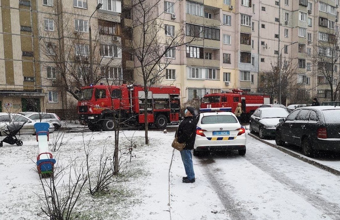 В Дарницком районе Киева произошел пожар в жилом комплексе., Фото: пресс-служба столичных спасателей