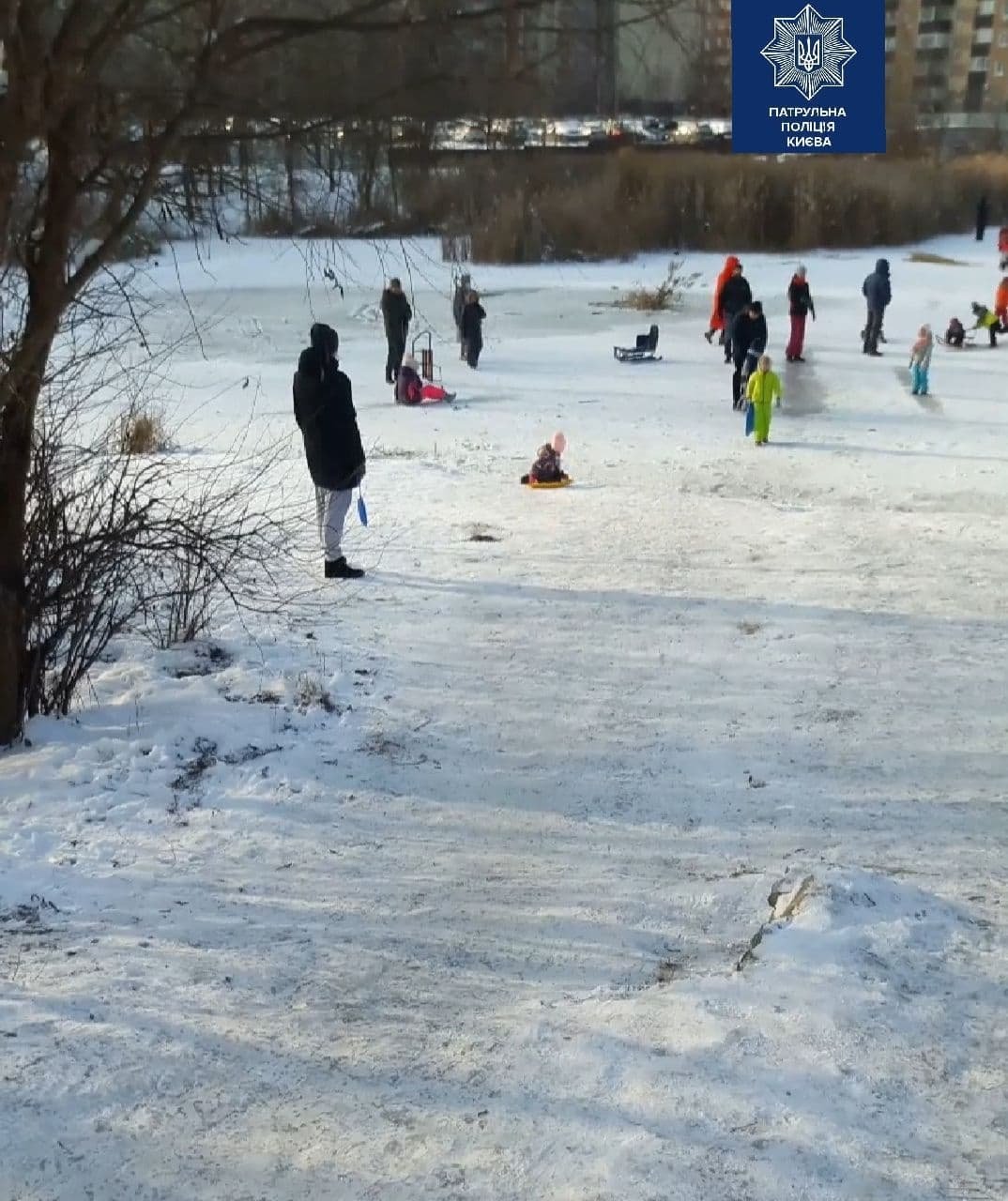 В Киеве ребенок провалился под лед.