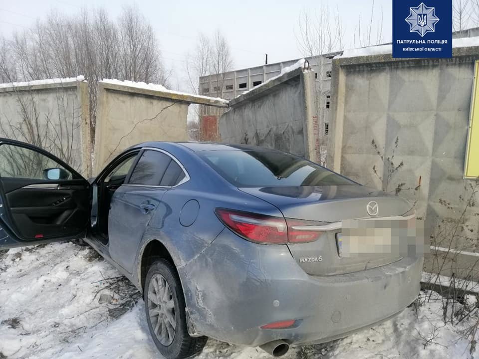 В Борисполе водитель Mazda протаранил бетонный забор