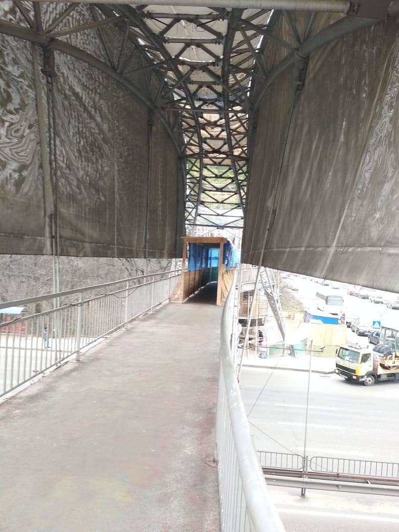 Начался ремонт пешеходного моста на Столичном шоссе в Киеве