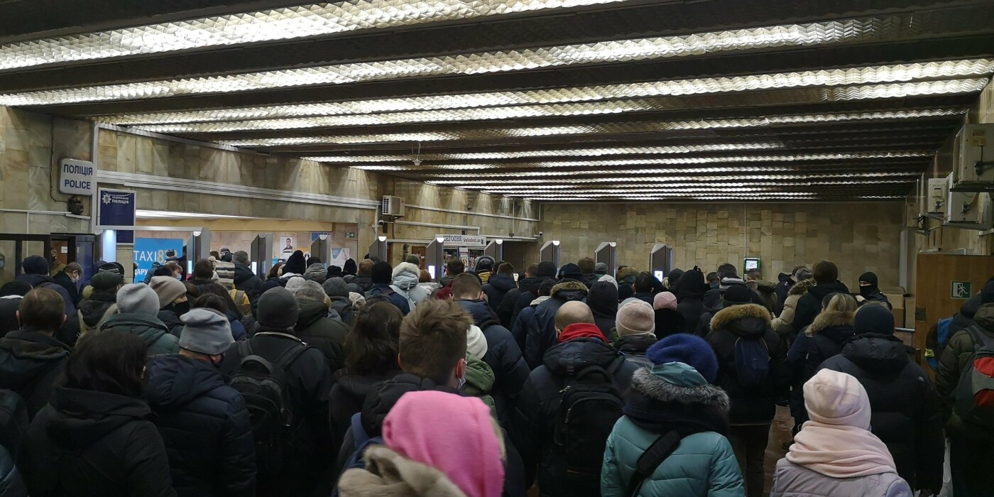 В Киеве собираются огромные очереди на станции метро "Героев Днепра", Автор фото: Александр Свитлин