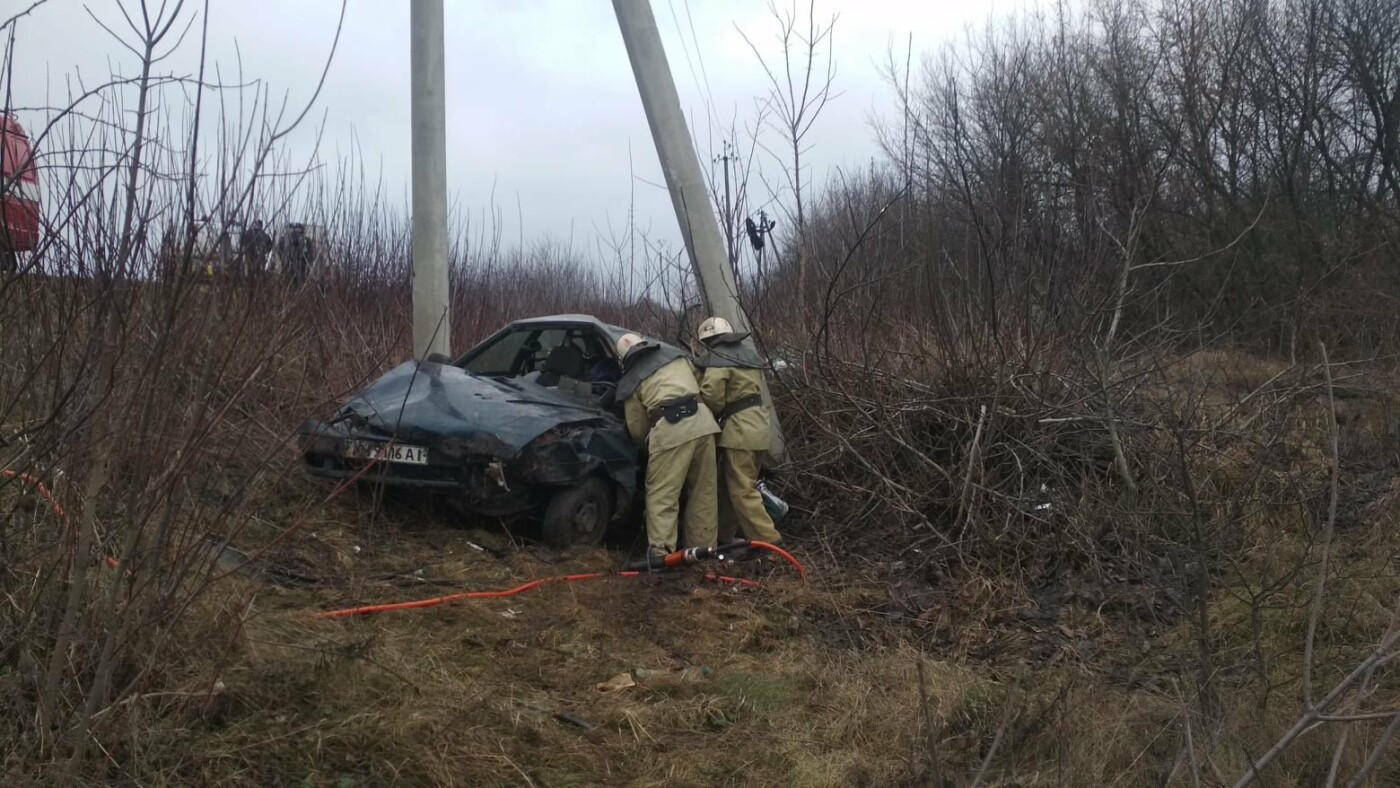 В результате аварии погиб водитель, еще одна пассажирка - госпитализирована., ФОТО: пресс-служба спасателей Киевской области