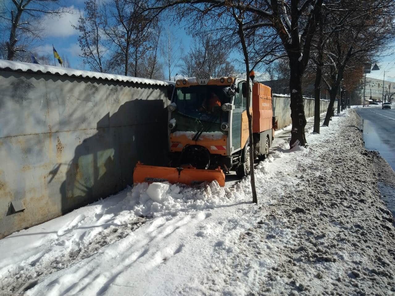 Дорожники активно очищают дороги в Киеве после сильного снегопада, - ФОТО, ВИДЕО