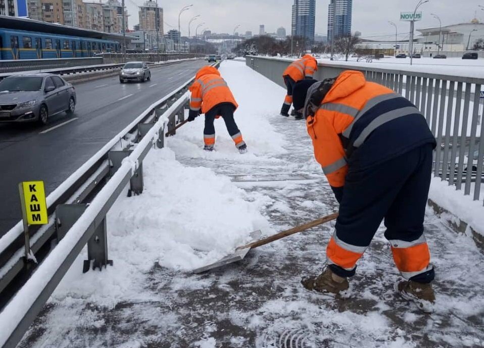 Дорожники активно очищают дороги в Киеве после сильного снегопада, - ФОТО, ВИДЕО, Фото: Киевавтодор