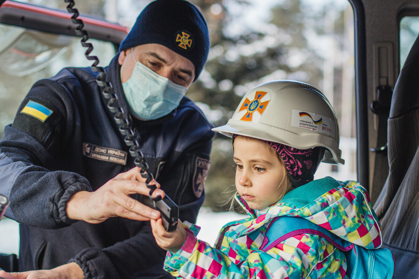 Девушка спасатель. В Донецке спасатели девочка с пледом. Девушка спасла человека