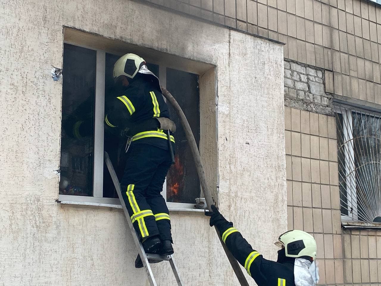 В Киеве горело общежитие, Фото ГСЧС