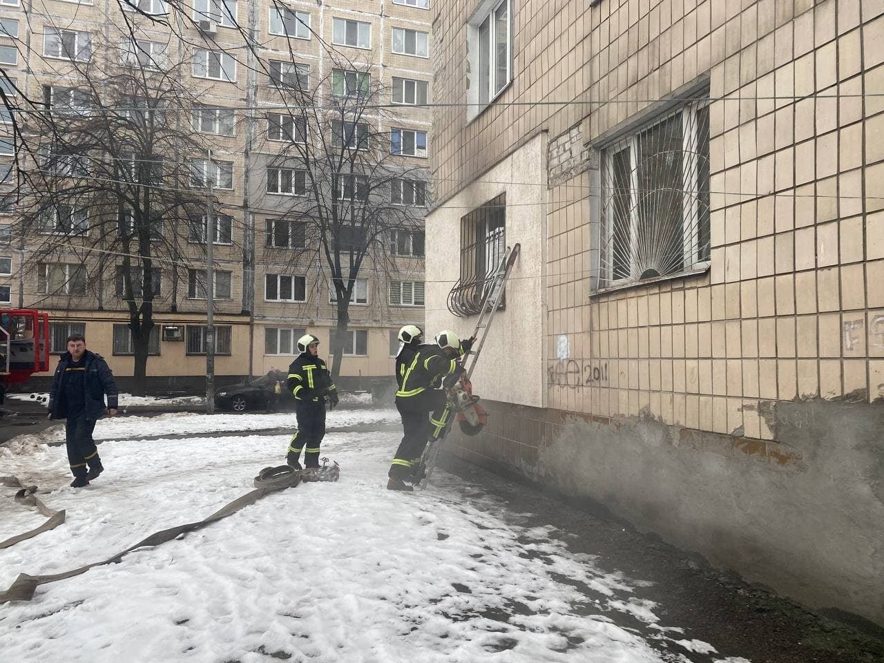 В Киеве горело общежитие, - ФОТО