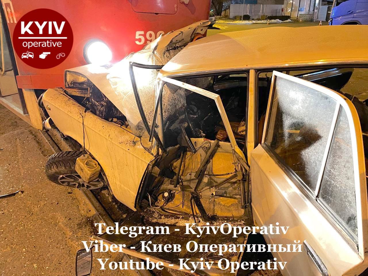 В Киеве легковушка на полном ходу протаранила трамвай, есть пострадавшие., Фото из паблика Киев оперативный.