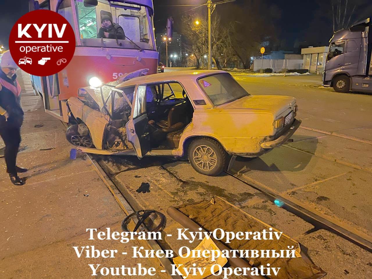В Киеве легковушка на полном ходу протаранила трамвай, есть пострадавшие., Фото из паблика Киев оперативный.
