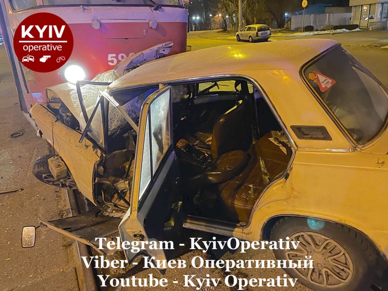 В Киеве легковушка на полном ходу протаранила трамвай, есть пострадавшие., Фото из паблика Киев оперативный.